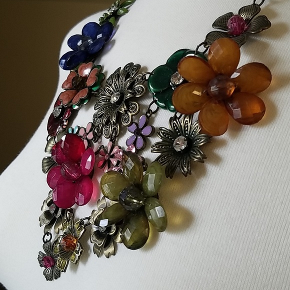 Flower statement necklace - Picture 2 of 4